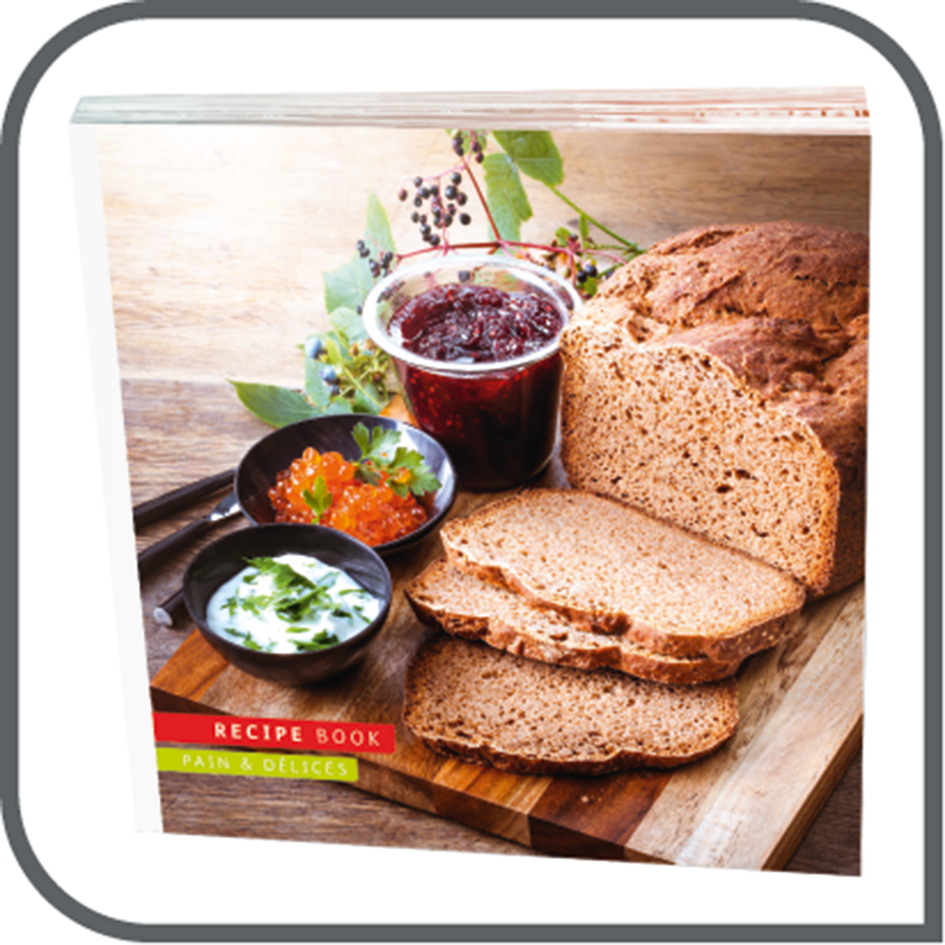Kochbuch mit Brot, Marmelade und Sahne. Holzoberfläche.