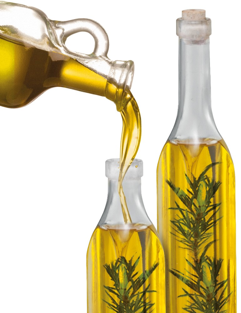 Olivenöl wird in eine Flasche mit Rosmarin gegossen. Eine weitere volle Flasche im Hintergrund.