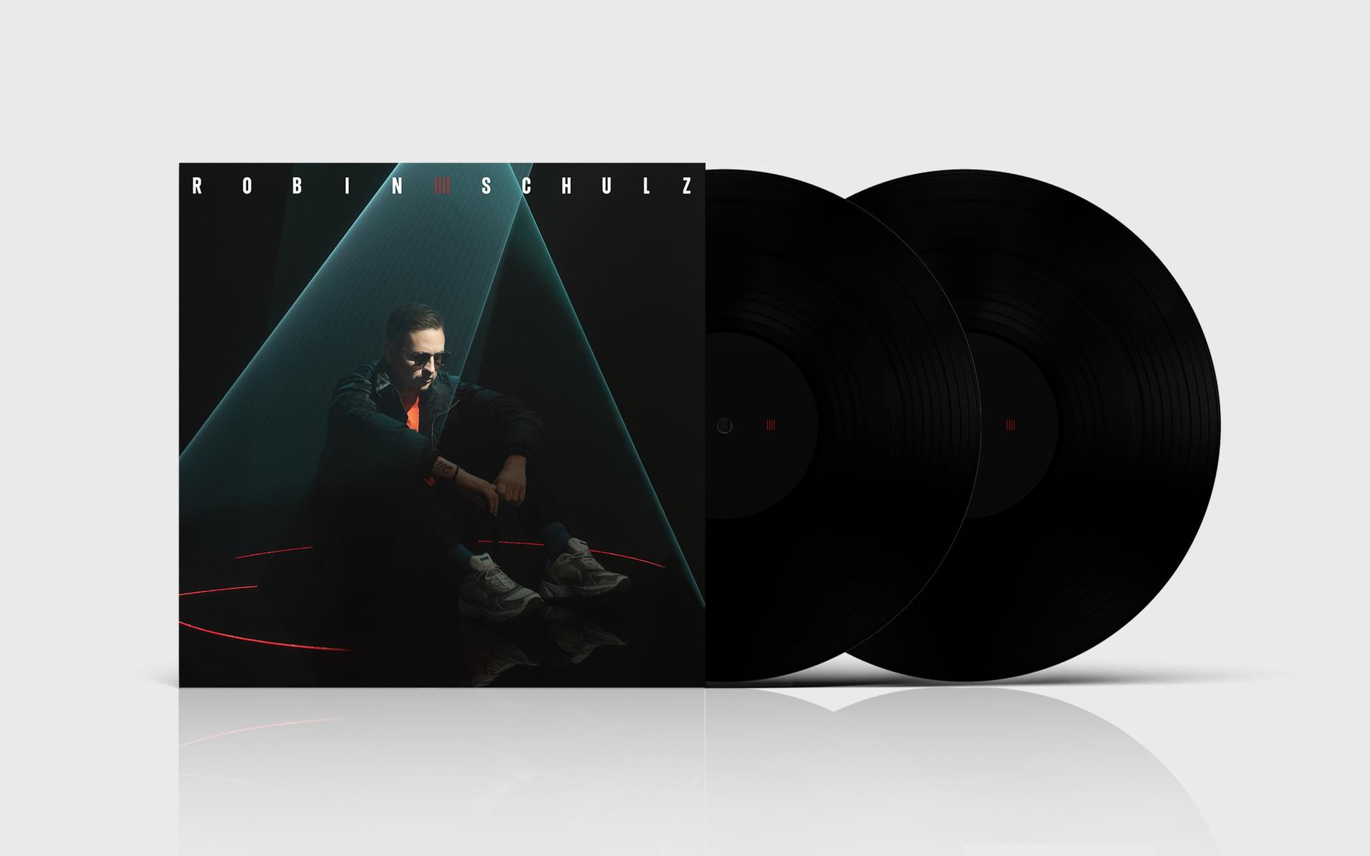 Pochette d'album : homme en lunettes de soleil assis dans un triangle avec lumières. Deux disques vinyles noirs.