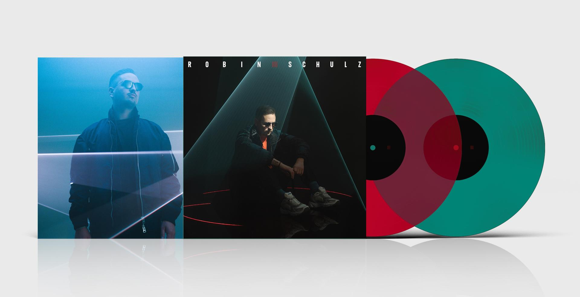 Trois pochettes d'album d'un artiste musical. L'une présente un homme avec des lunettes de soleil et deux disques vinyles.