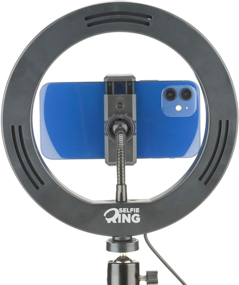 Een blauwe telefoon zit in een selfie ringlicht. Het licht staat op een standaard. De achtergrond is wit.