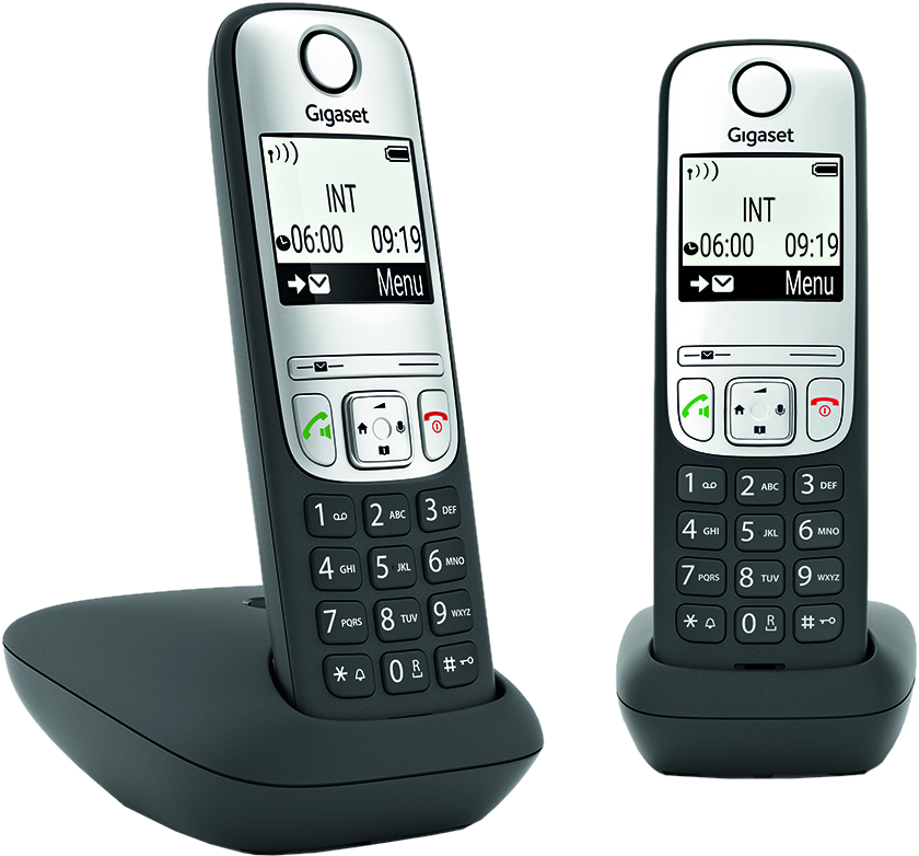 Deux téléphones sans fil, un sur socle. Les deux ont des écrans affichant l'heure et un menu.