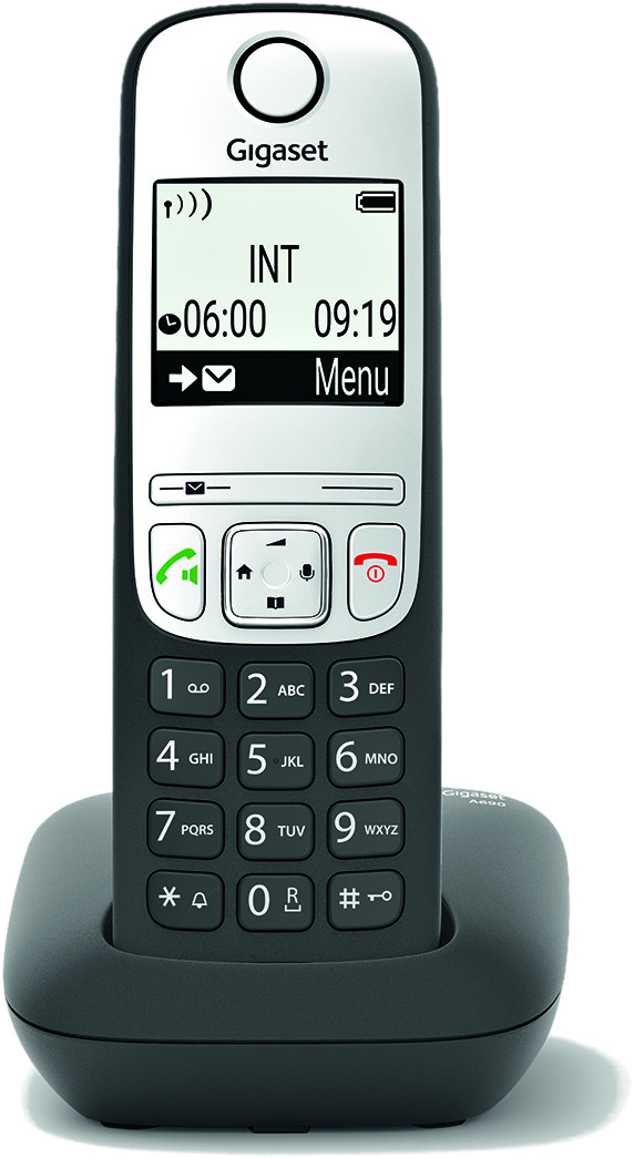 Un téléphone sans fil Gigaset noir sur sa base de chargement. L'écran affiche l'heure et d'autres informations.