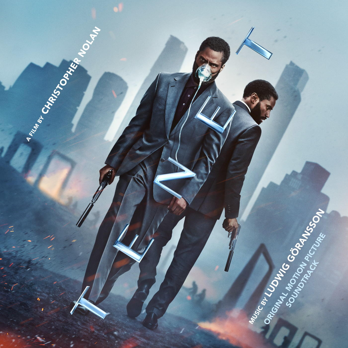 Filmposter 'Tenet'. Zwei Männer in Anzügen mit Waffen, Titel und Stadtkulisse mit blauen Elementen.