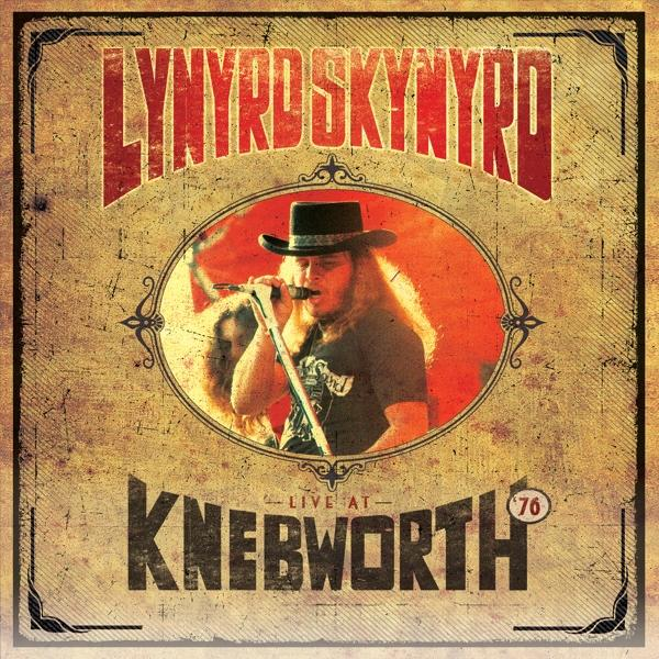 Pochette d'album avec Lynyrd Skynyrd en direct à Knebworth '76. Présente un homme chantant, un chapeau et un microphone.