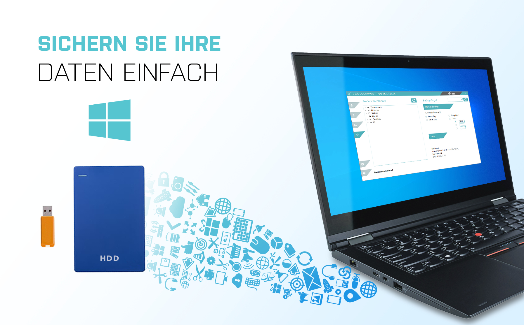 Laptop mit Datensicherungsbildschirm, USB-Laufwerk und blauer Festplatte auf dem Schreibtisch.