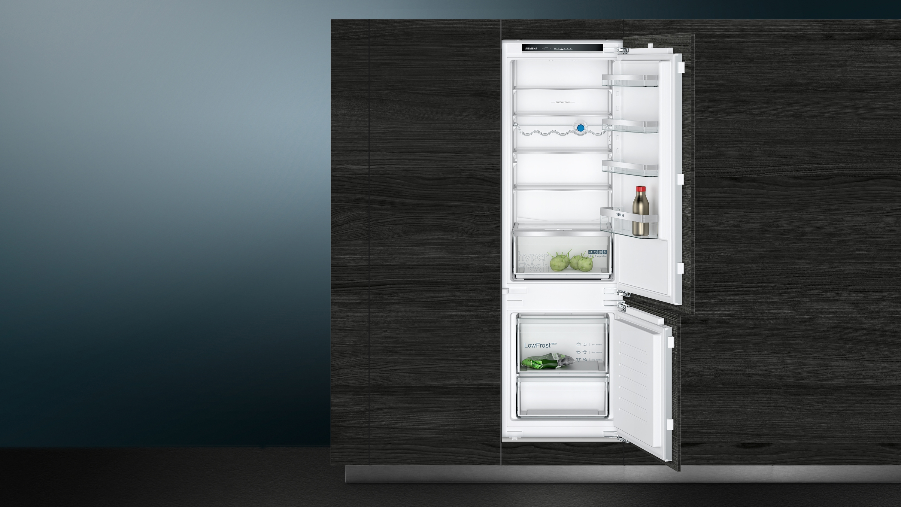 Ein Kühlschrank mit geöffneten Türen zeigt Lebensmittel.