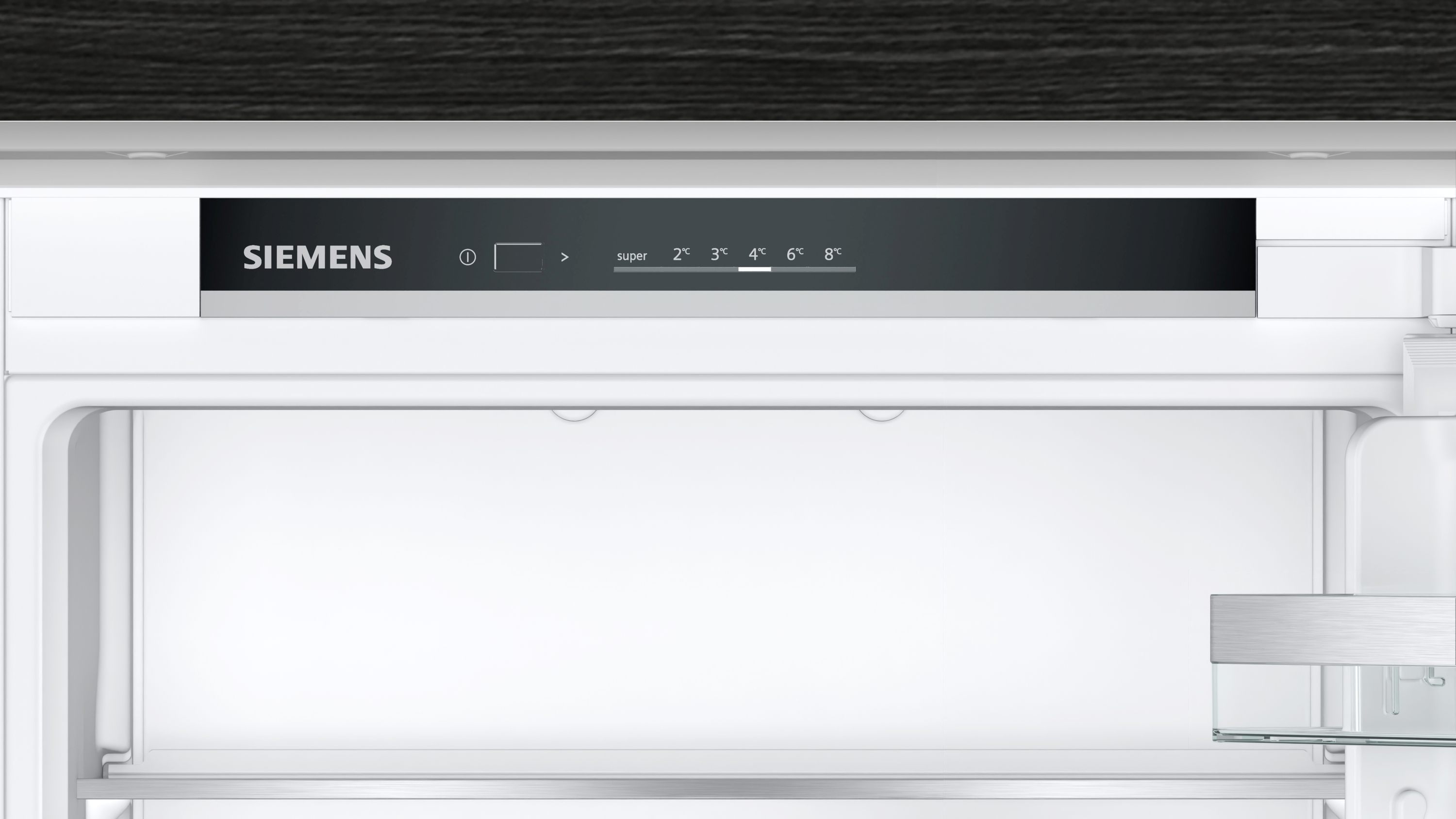 Innenansicht eines Siemens-Kühlschranks. Digitales Display mit Temperatureinstellungen oben.