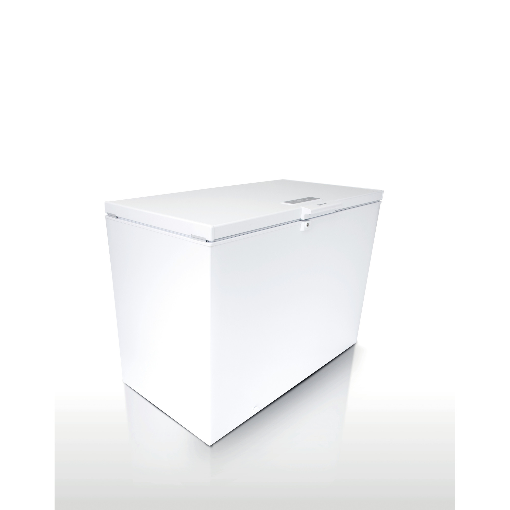Weißer Truhen-Gefrierschrank auf weißem Hintergrund, mit einfachem, rechteckigem Design.