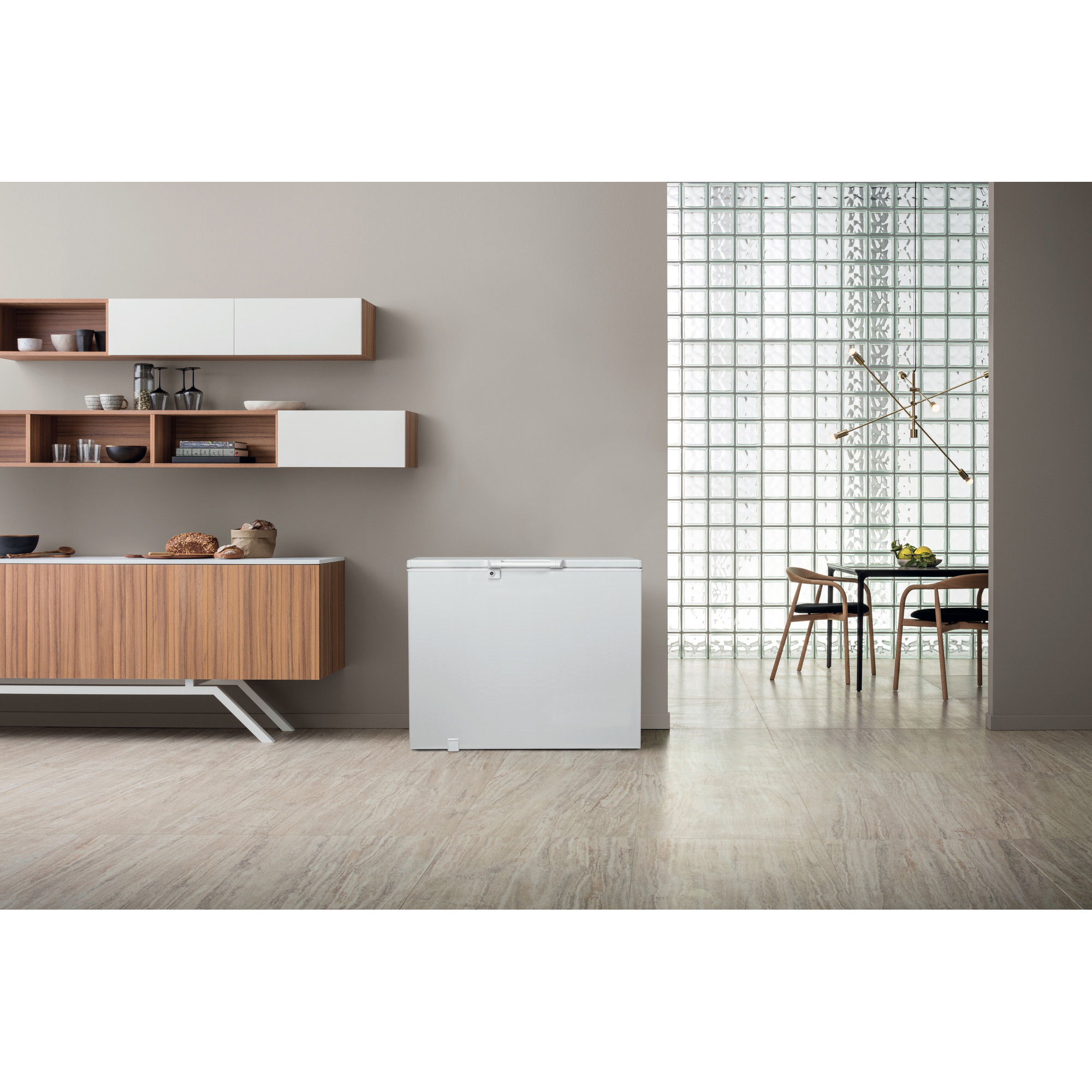 Eine weiße Truhengefriertruhe in einer modernen Küchenumgebung.