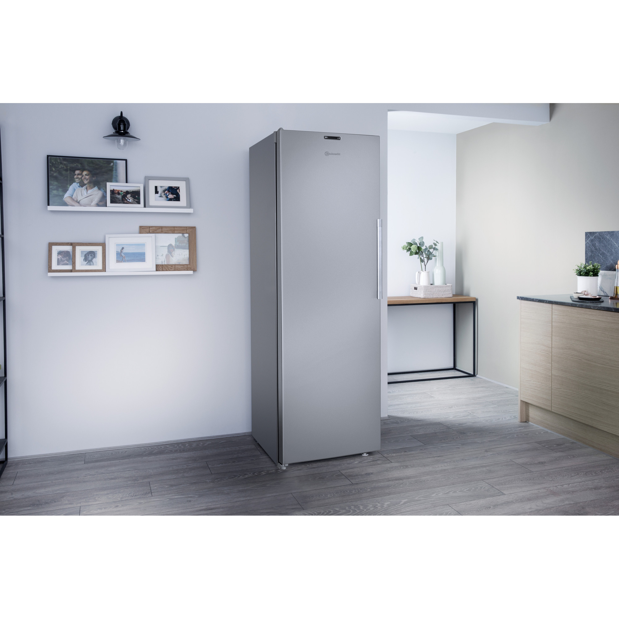 Ein Edelstahlkühlschrank steht in einer modernen Küche.