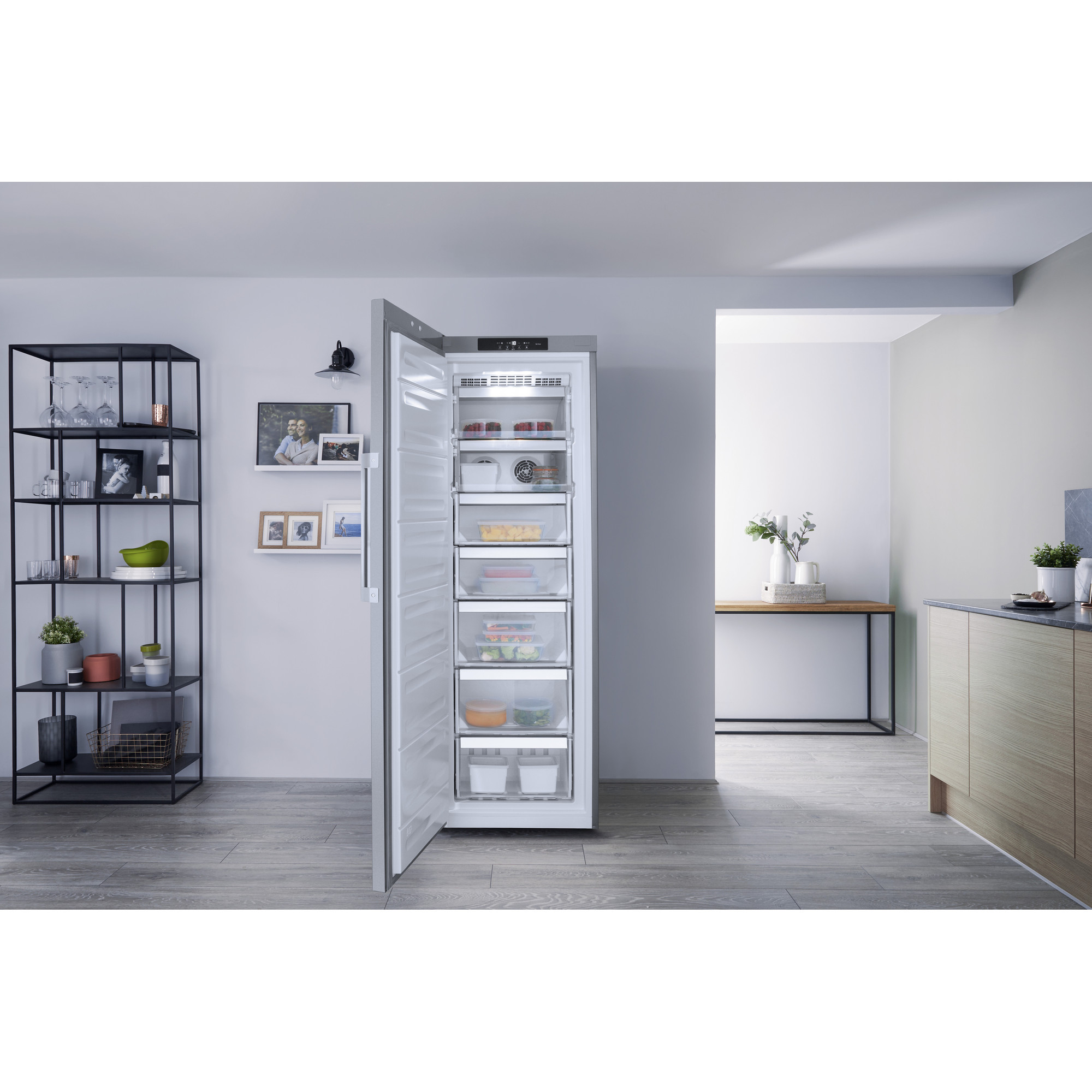 Offener Kühlschrank, Regale mit Lebensmitteln gefüllt, in einer Küche.