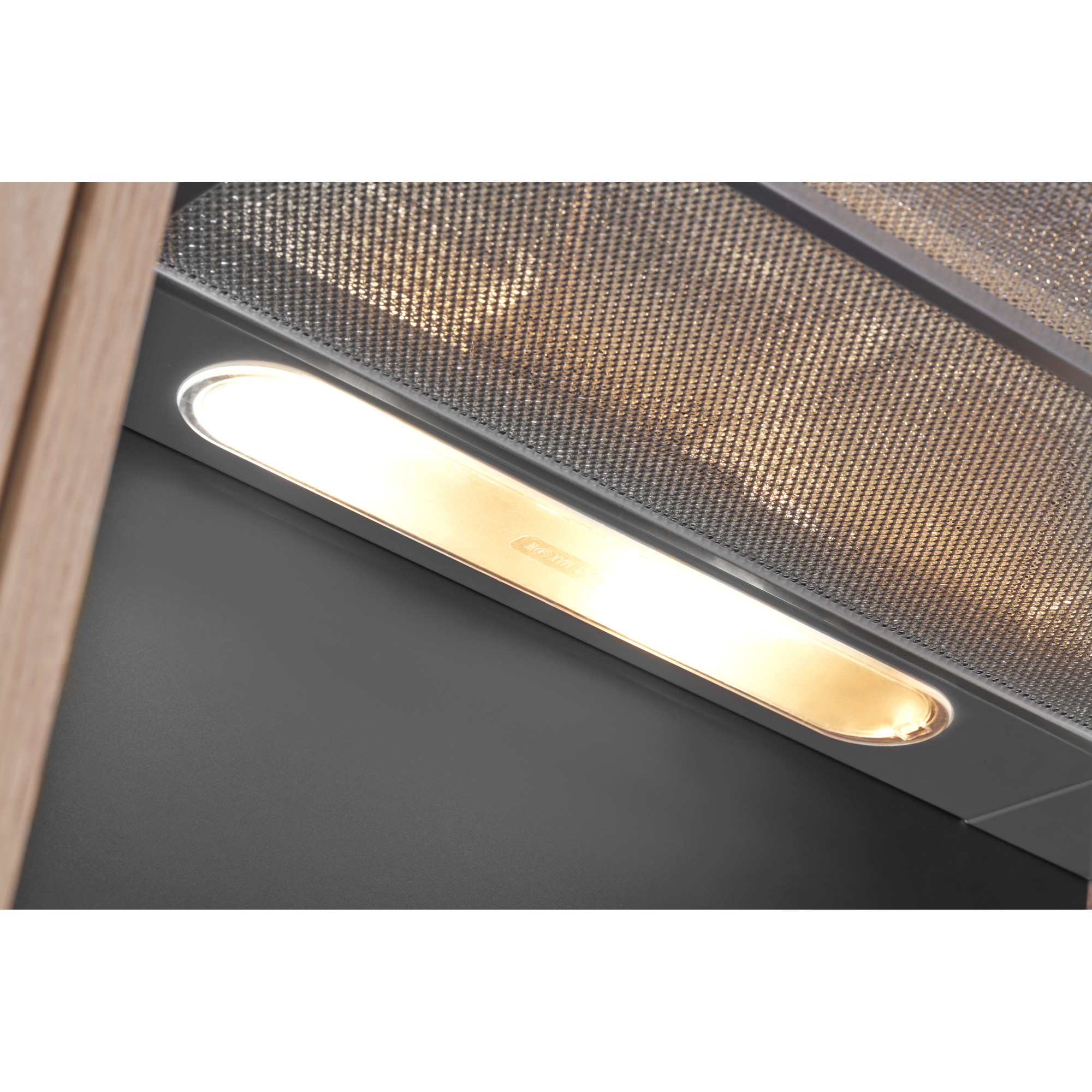 Nahaufnahme einer Dunstabzugshaube mit eingeschaltetem Licht. Das Licht ist oval.