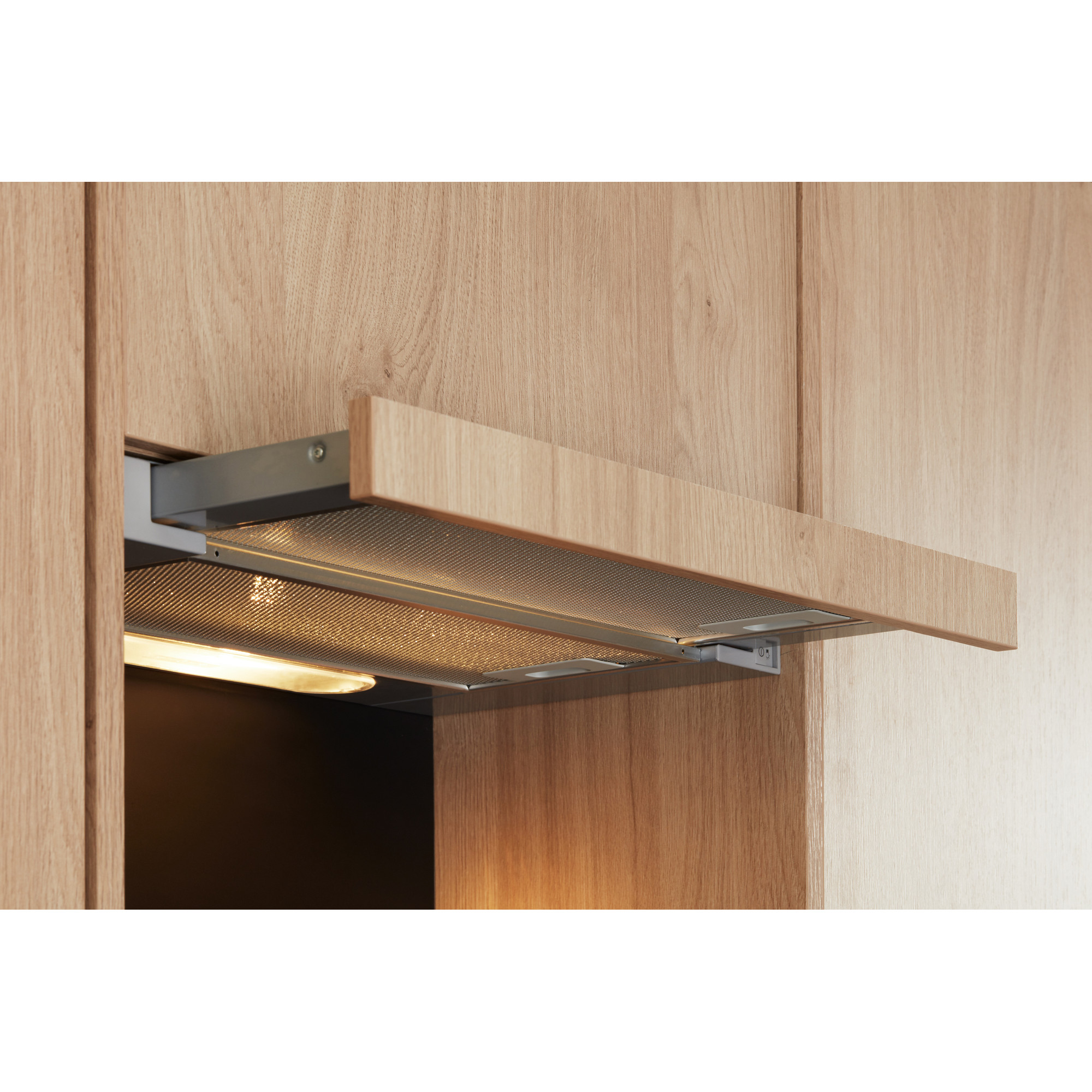 Küchenhaube an einem Holzschrank montiert, mit Lichtschein.