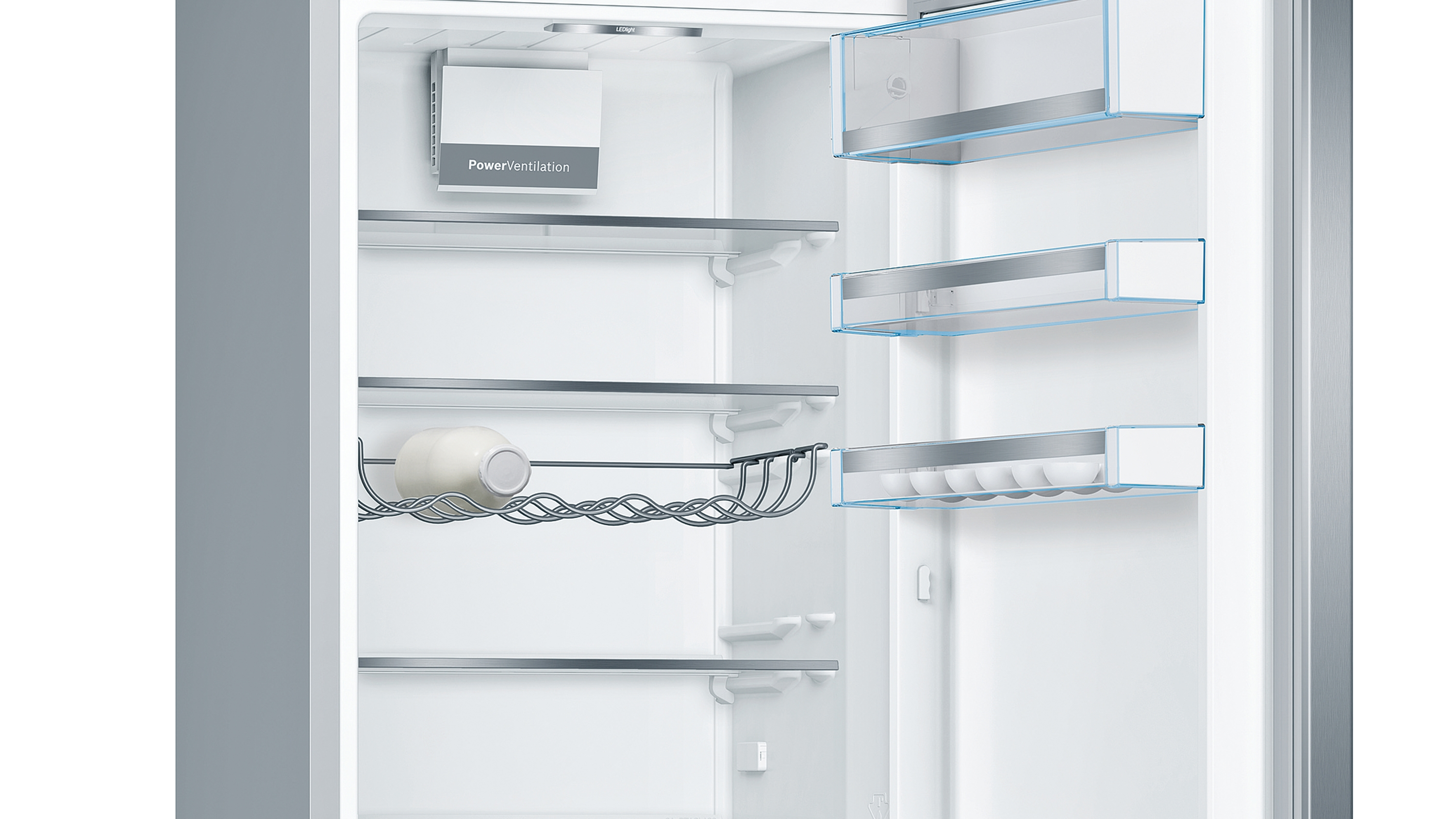 Ein offener Kühlschrank mit Regalen und Behältern.
