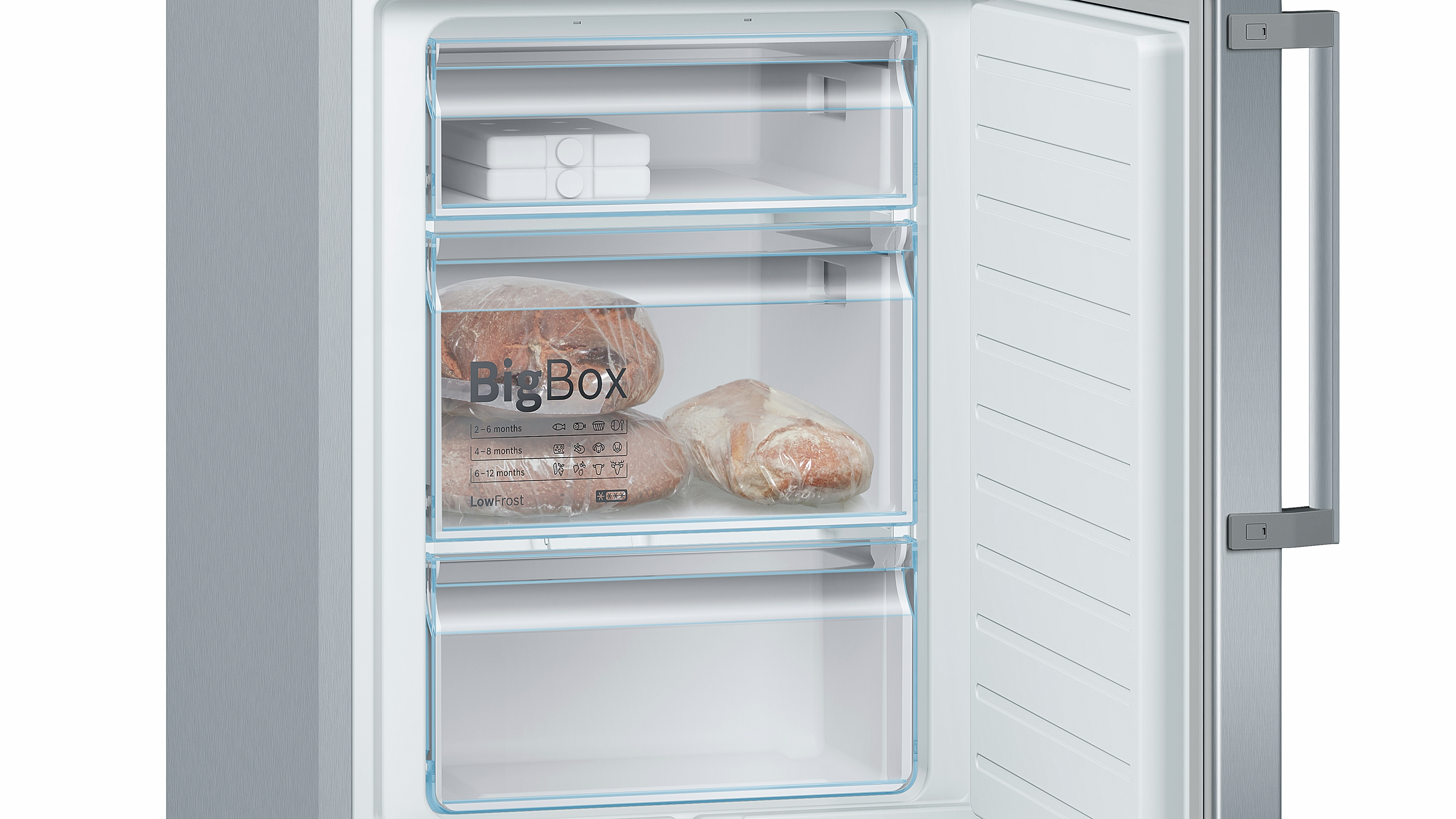 Ein Kühlschrank-Innenraum mit Regalen. Kisten und Brot sind sichtbar.