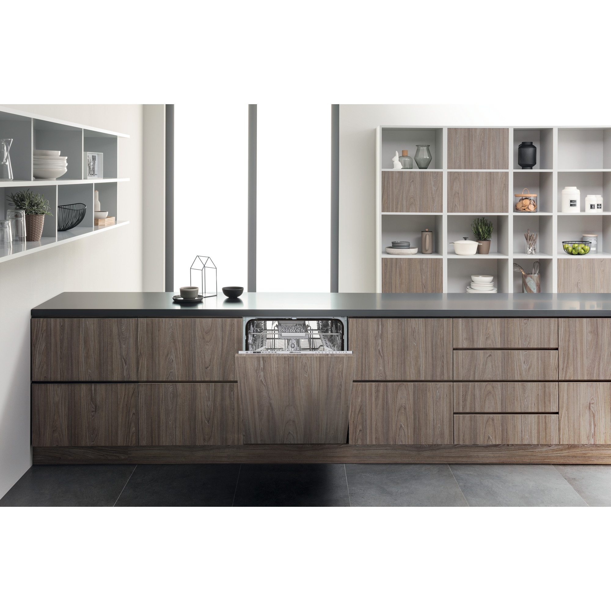 Ein Einbaugeschirrspüler mit offener Tür in einem Küchenschrank aus Holz.