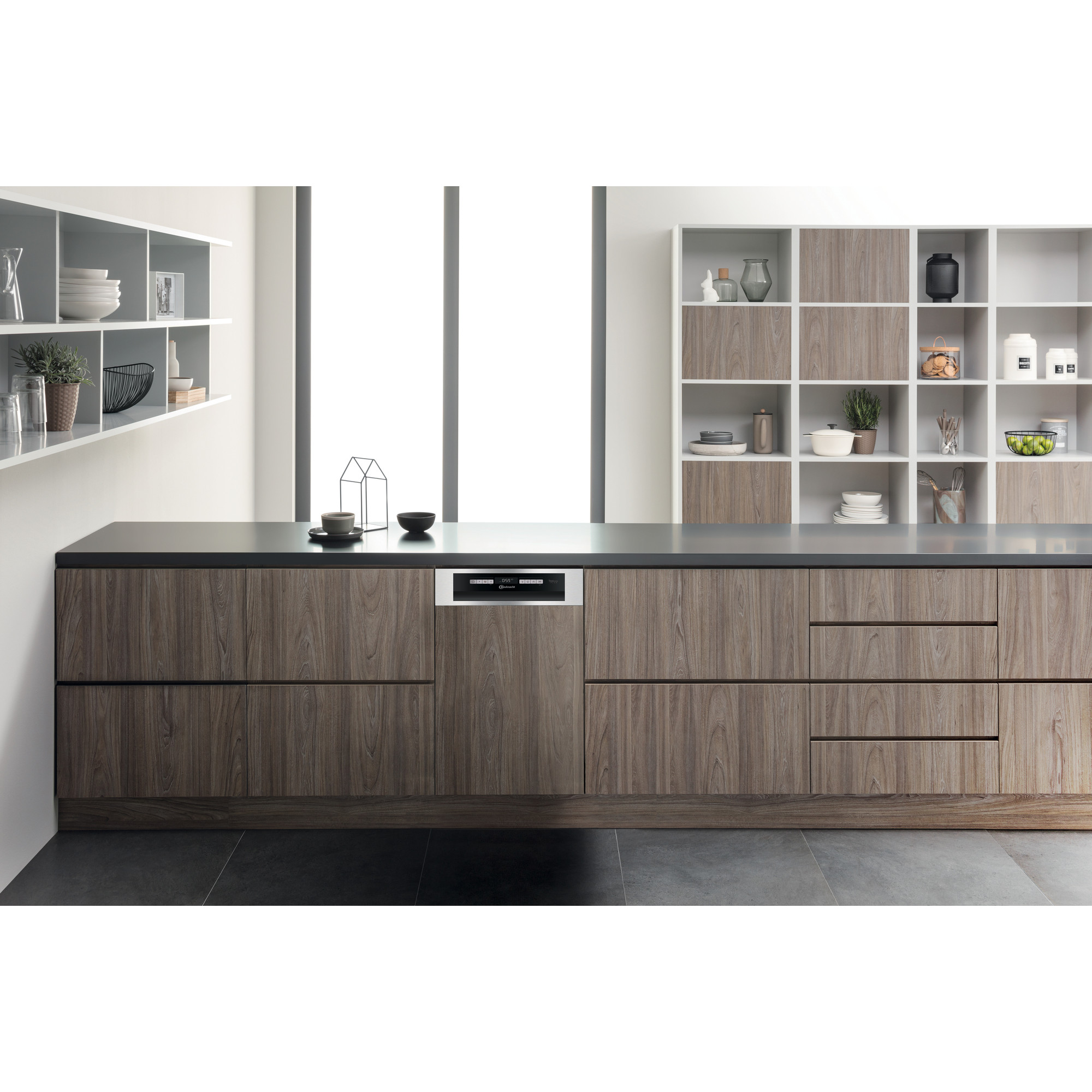 Eine Küche mit Spülmaschine. Holzmaserungsschränke, dunkle Arbeitsplatte und Regale.