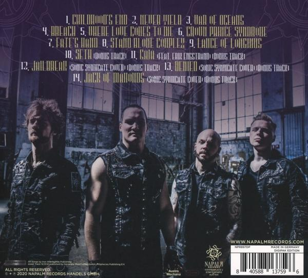 CD-Cover mit posierenden Bandmitgliedern. Die Titelliste ist links. Dunkler und violetter Hintergrund.