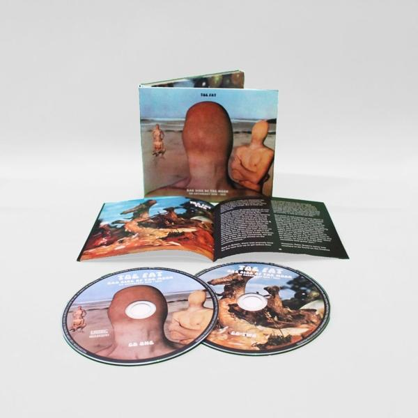 CD-Album mit Strandkunst. Zwei CDs und ein Booklet sind sichtbar. Das Cover zeigt eine Figur am Strand.