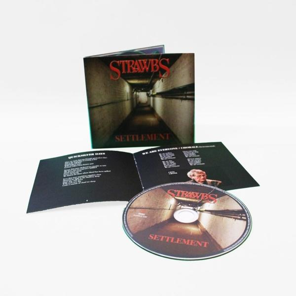 Strawbs Settlement CD-Cover offen, CD auf weißer Oberfläche sichtbar.