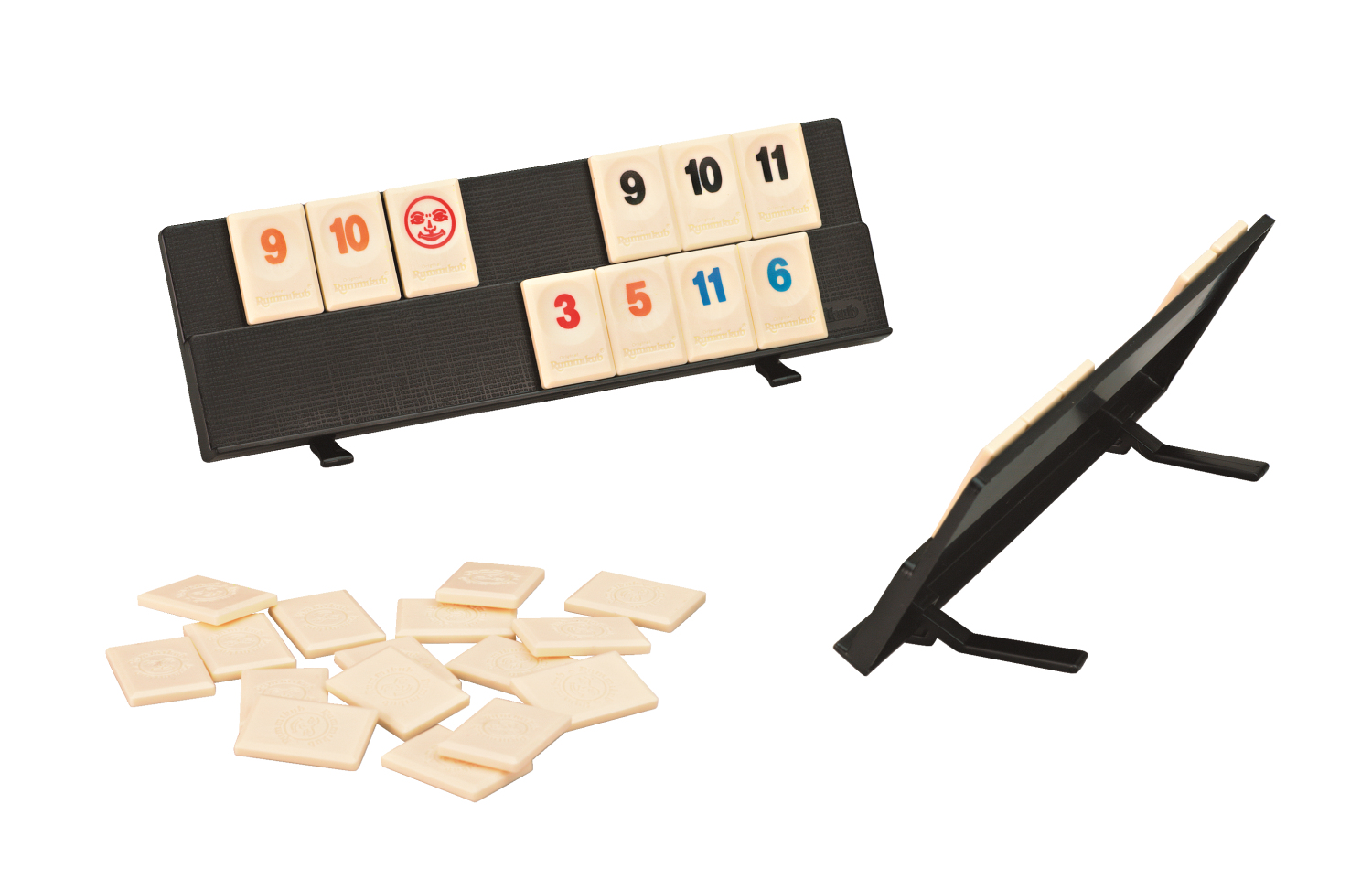 Rummikub-Spielset mit Spielsteinen in einem schwarzen Ständer und einem Haufen Spielsteinen.