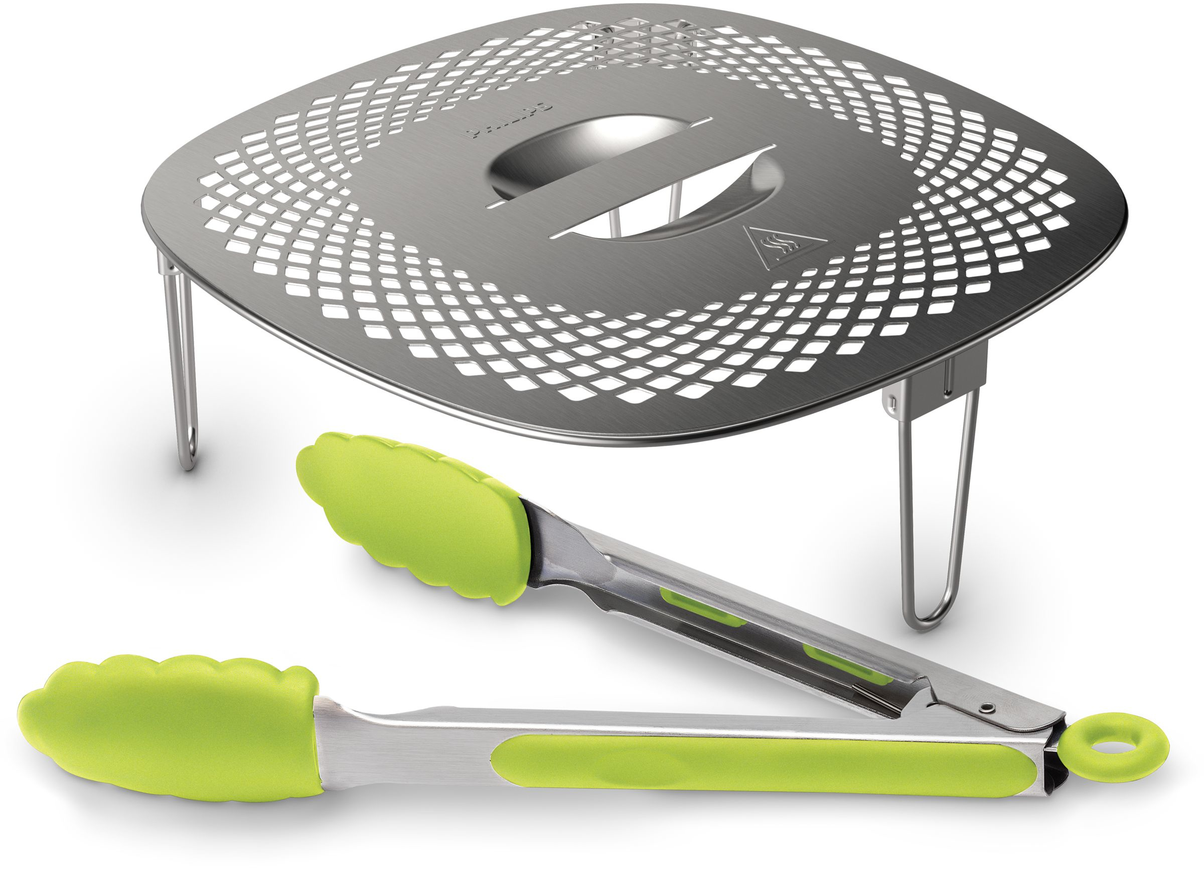Metalen airfryer tray en groene tang. De tray heeft een patroon oppervlak. De tang heeft groene handvatten.