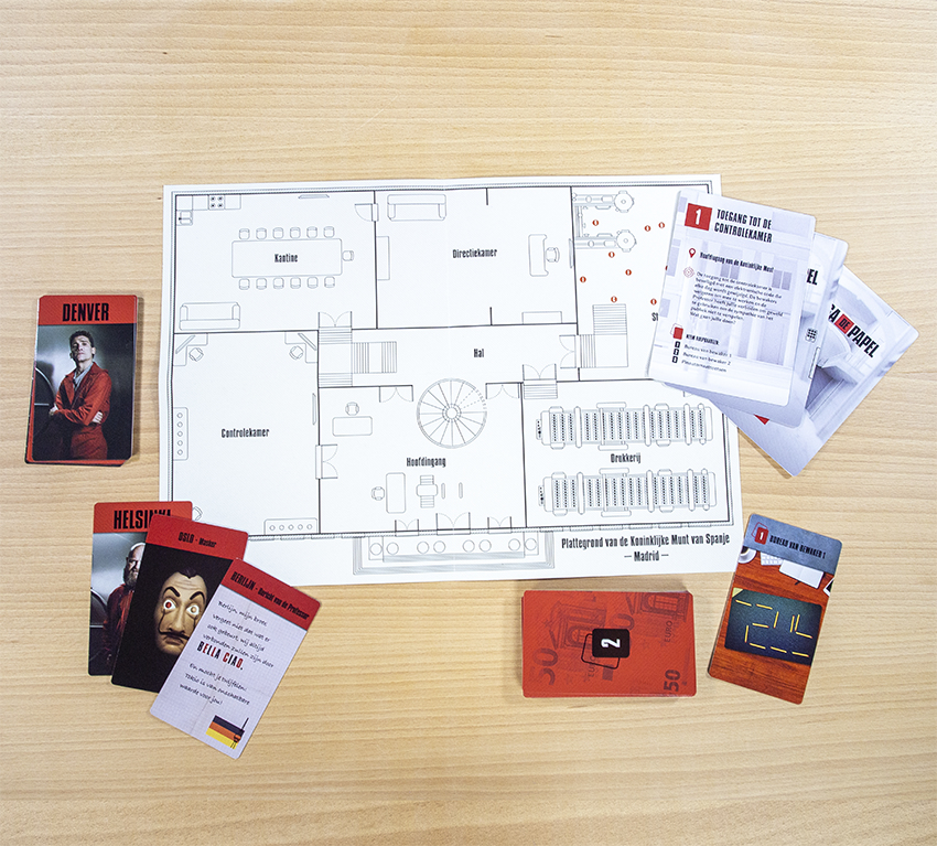 Een spelbord met kaarten, een plattegrond en geld. De kaarten hebben afbeeldingen van personages en tekst. De lay-out is op hout.