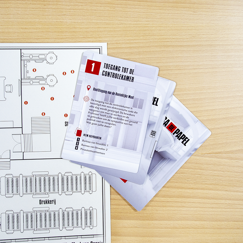 Een spelbord met kaarten. Tekst in het Nederlands. Kaarten zeggen 'Toegang tot de Controlekamer' en 'La Casa de Papel'. Er is ook een kaart.