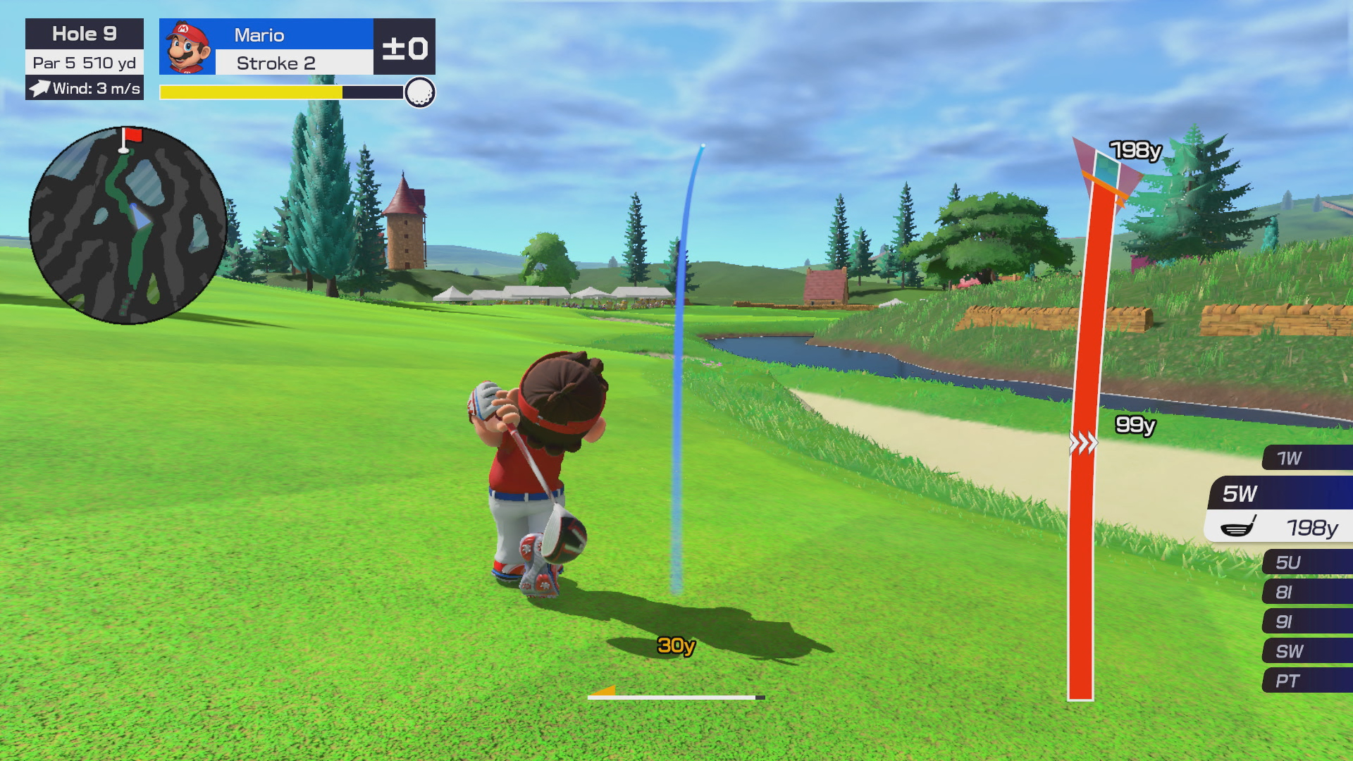 Mario spielt Golf. Er schlägt den Ball. Im Hintergrund ist ein grüner Golfplatz.