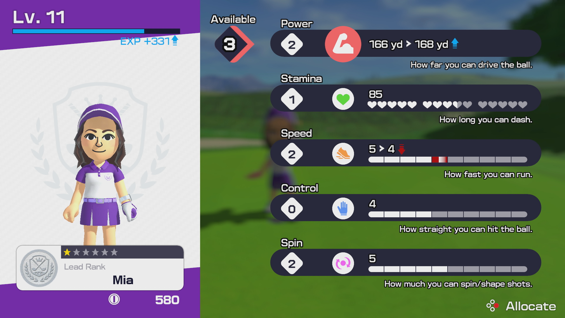 Golf-Spieloberfläche. Ein Mädchencharakter in lila Outfit. Statistiken für Kraft, Ausdauer, Geschwindigkeit, Kontrolle und Spin.