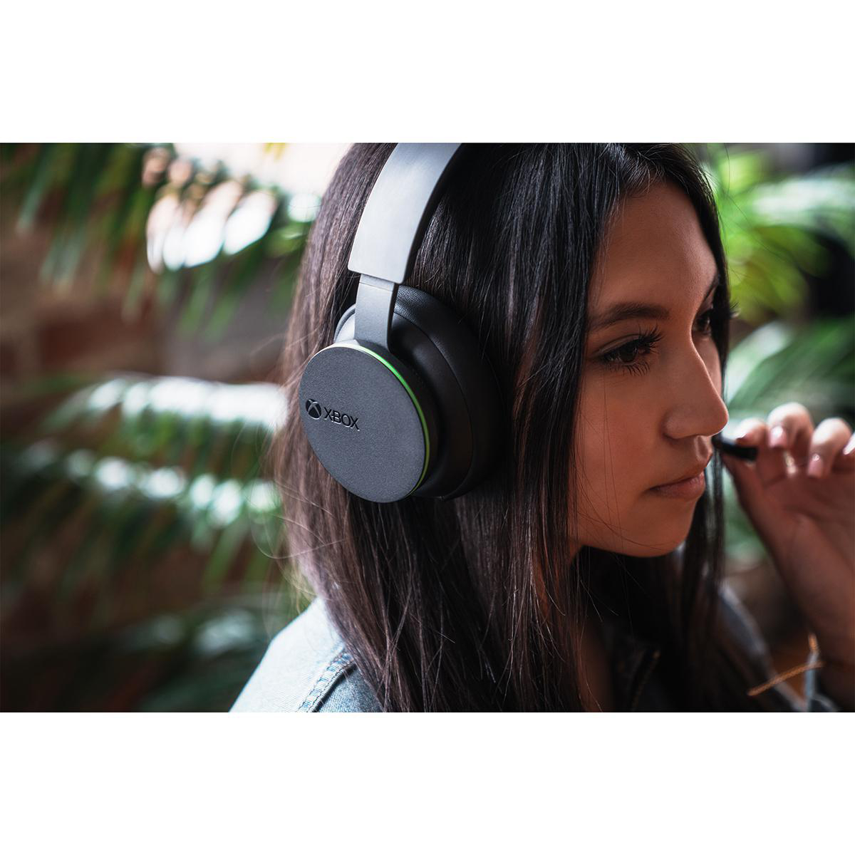 Eine Frau mit einem schwarzen Xbox-Headset, Nahaufnahme.