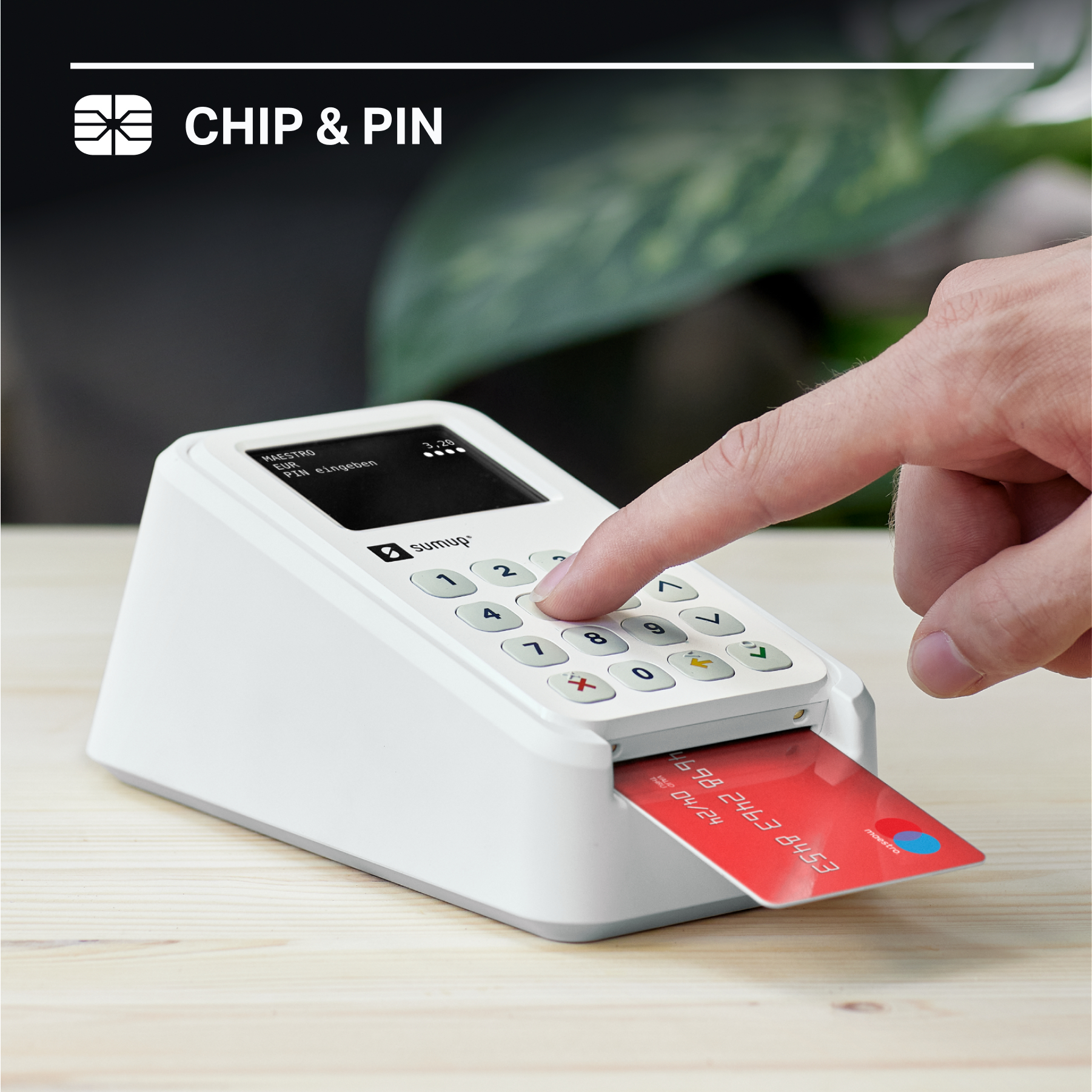 Eine Person, die ein Chip- und PIN-Gerät benutzt.