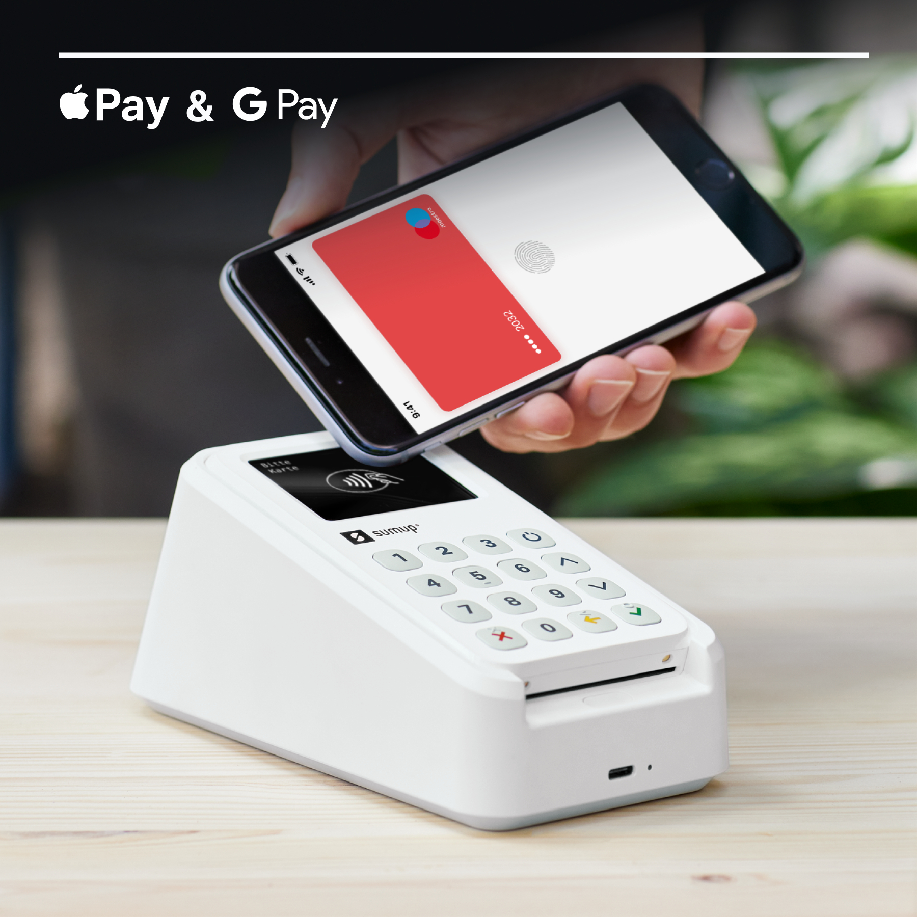 Person mit Smartphone zahlt mit weißem Terminal. Apple Pay & G Pay.