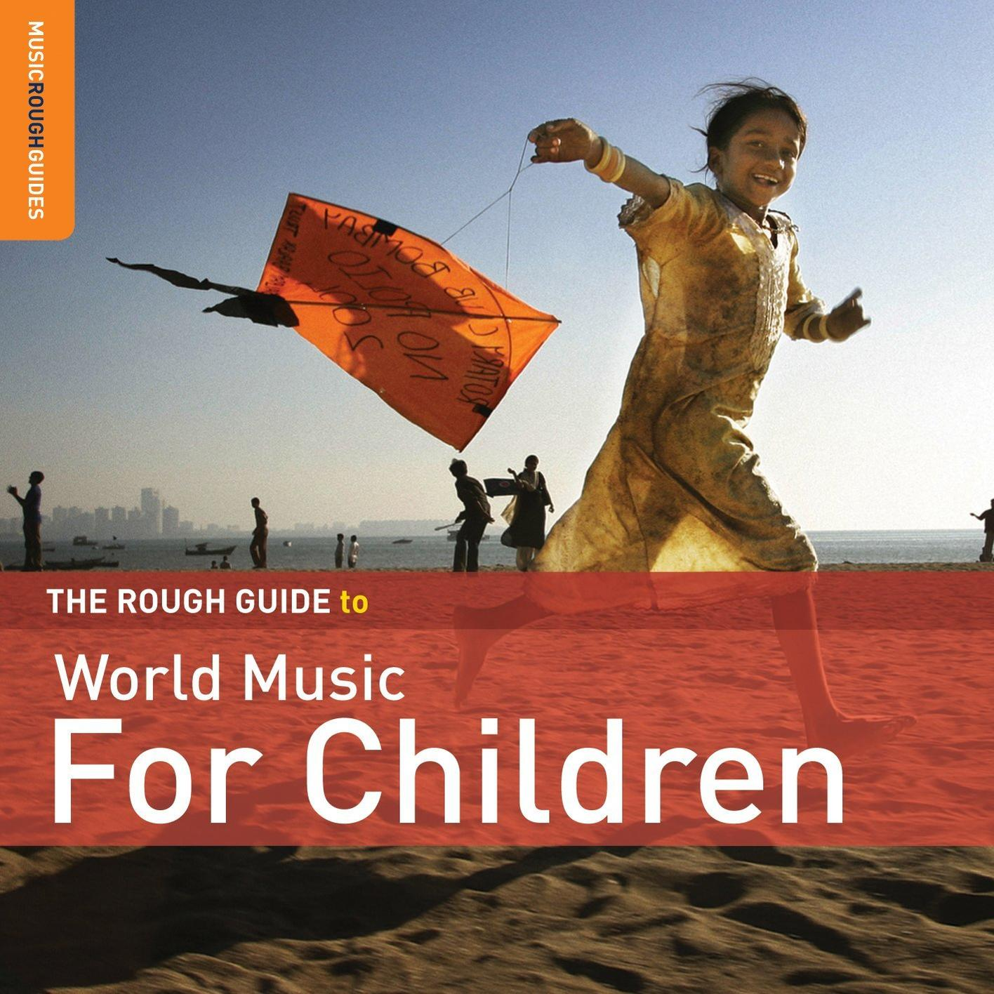 Egy fiatal lány sárkányt ereget a tengerparton. A szöveg: World Music For Children.