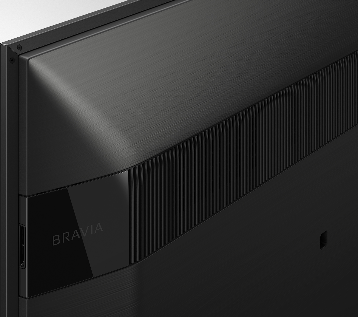 Nahaufnahme der Rückseite eines schwarzen Bravia-Fernsehers mit strukturierten Oberflächen, Lüftungsschlitzen und dem Bravia-Logo.