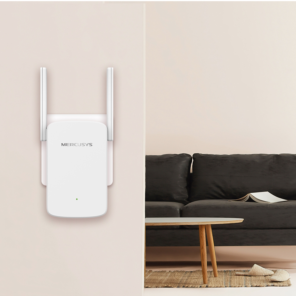 Fehér Mercusys WiFi bővítő a falon. Kanapé és asztal a háttérben.