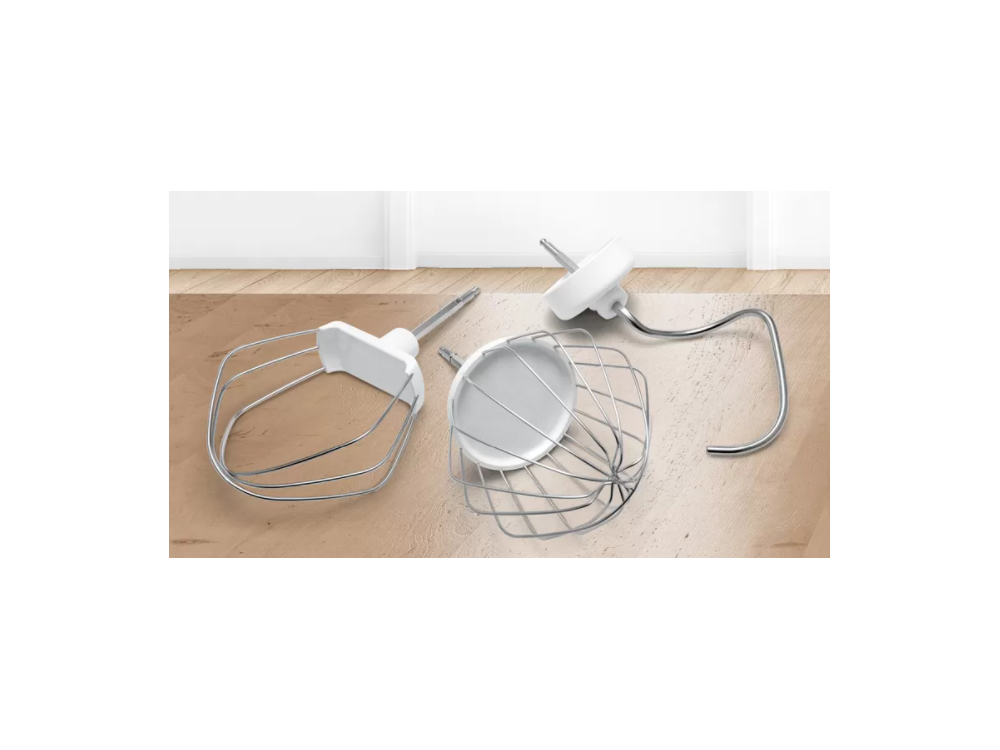 Accesorios de batidora de cocina sobre superficie de madera.