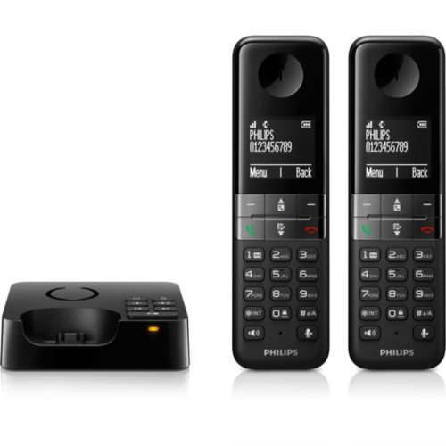 Deux téléphones sans fil Philips noirs et une base de chargement sur fond blanc.