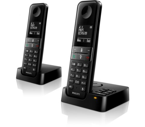 Deux téléphones sans fil noirs avec leurs bases. Les téléphones sont sur un fond blanc.