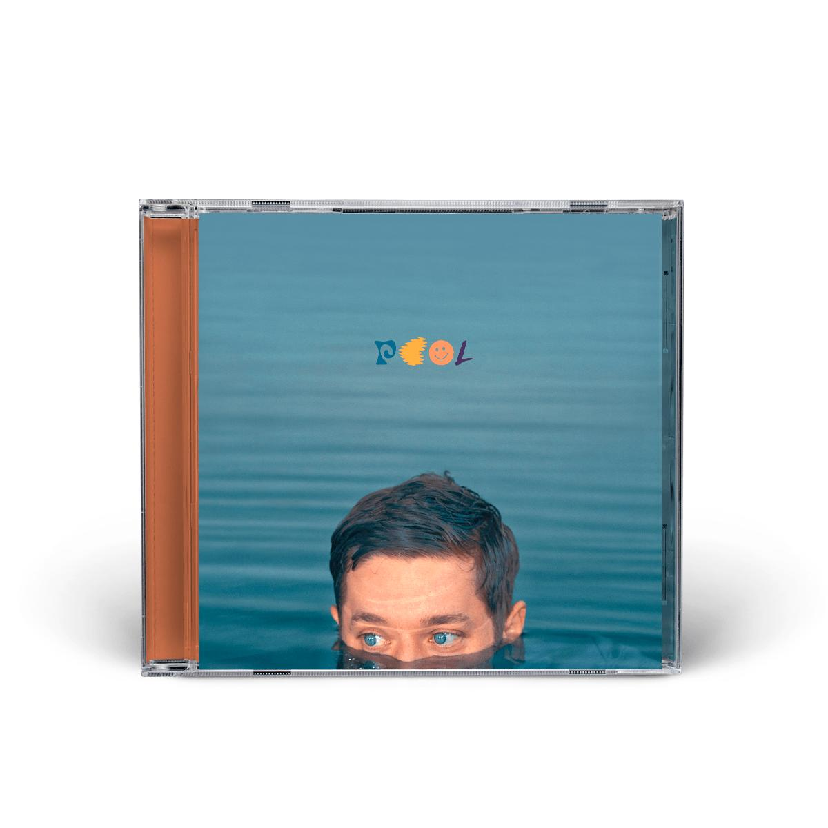 CD-Cover: Augen und Stirn eines Mannes ragen über blaues Wasser. Text lautet 'POOL'.