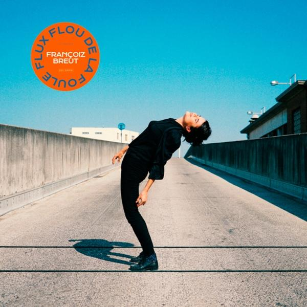 Pochette d'album avec une personne penchée en arrière sur un arrière-plan urbain.