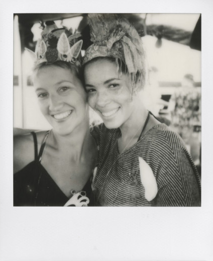 Foto Polaroid di due donne sorridenti, una con una corona e un foulard.