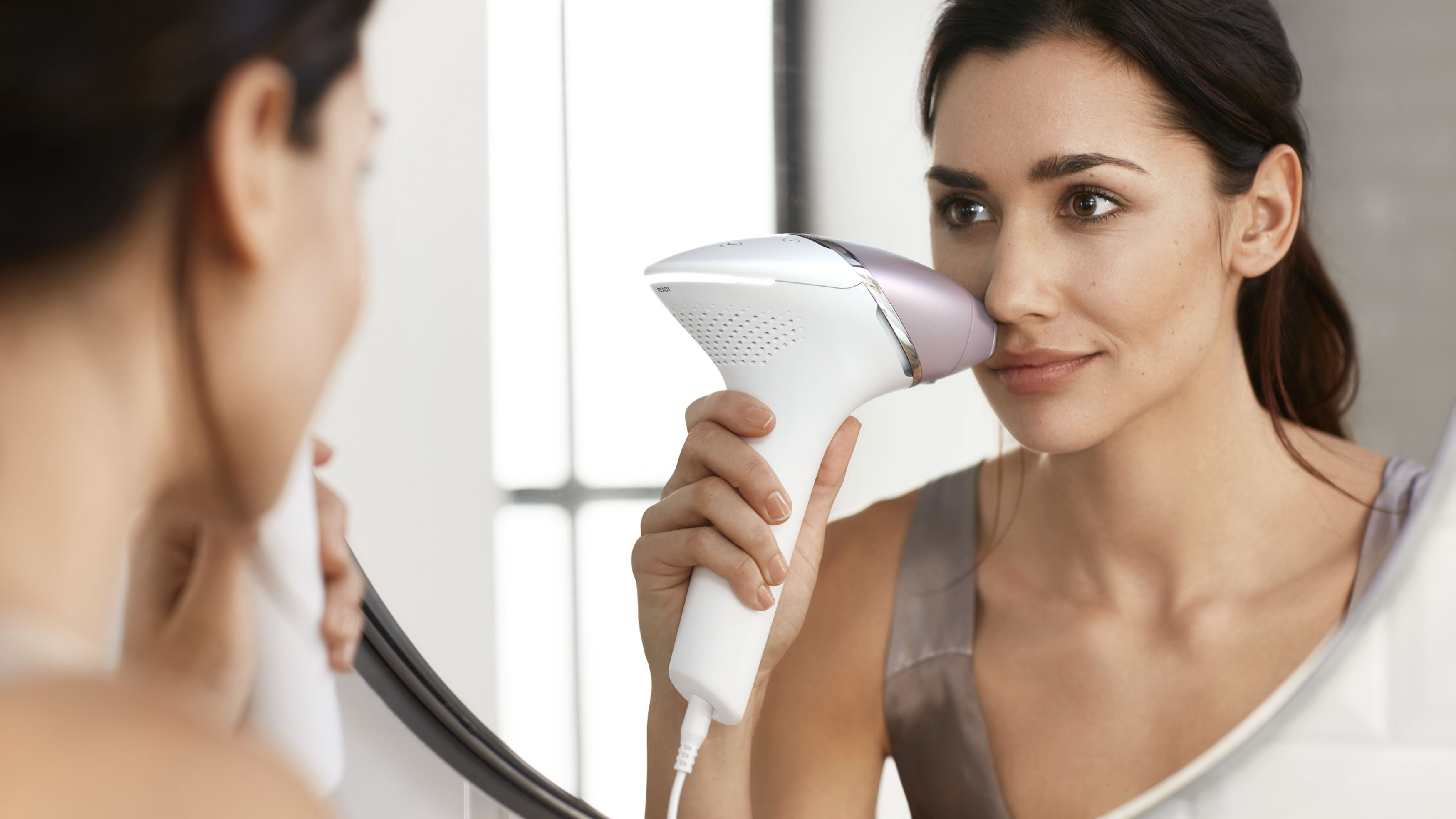 PHILIPS BRI 949/00 Lumea Prestige IPL-Haarentfernungsgerät mit 4 Aufsätzen + Korrekturtrimmer IPL-Haarentfernungsgerät (Weiß, mit , Netzbetrieb)