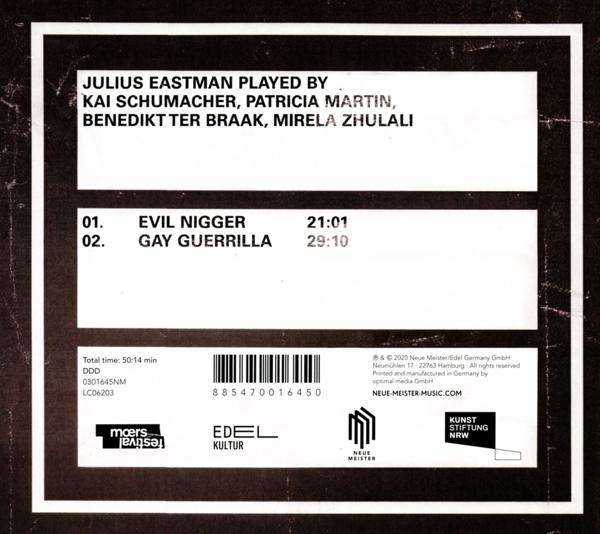 Albumcover mit Text, der Künstlernamen und Titeltitel auflistet. Schwarz-Weiß-Design.