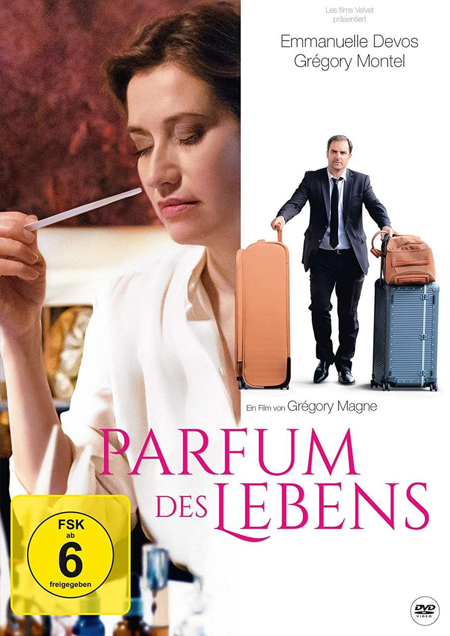 Filmposter. Frau riecht an einem Duftstab. Mann mit Gepäck. Rosa Text: Parfum des Lebens.