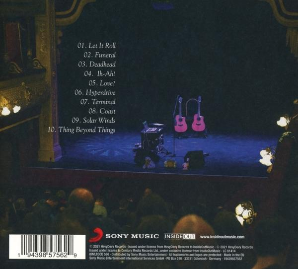 Rückseite einer CD-Hülle mit Songtiteln, einer Bühnenszene und dem Sony Music-Logo.