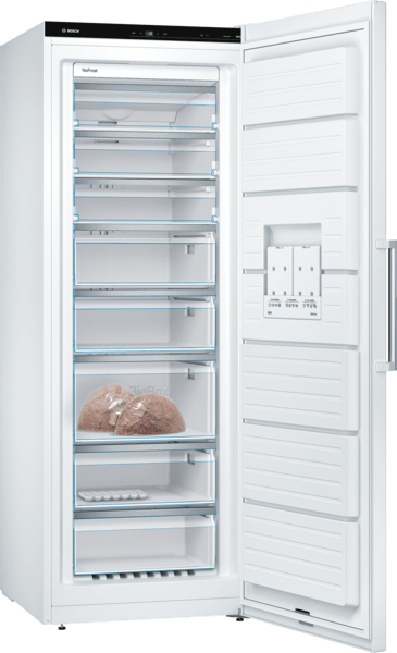 Ein weißer Kühlschrank mit offener Tür, zeigt Regale und Schubladen.