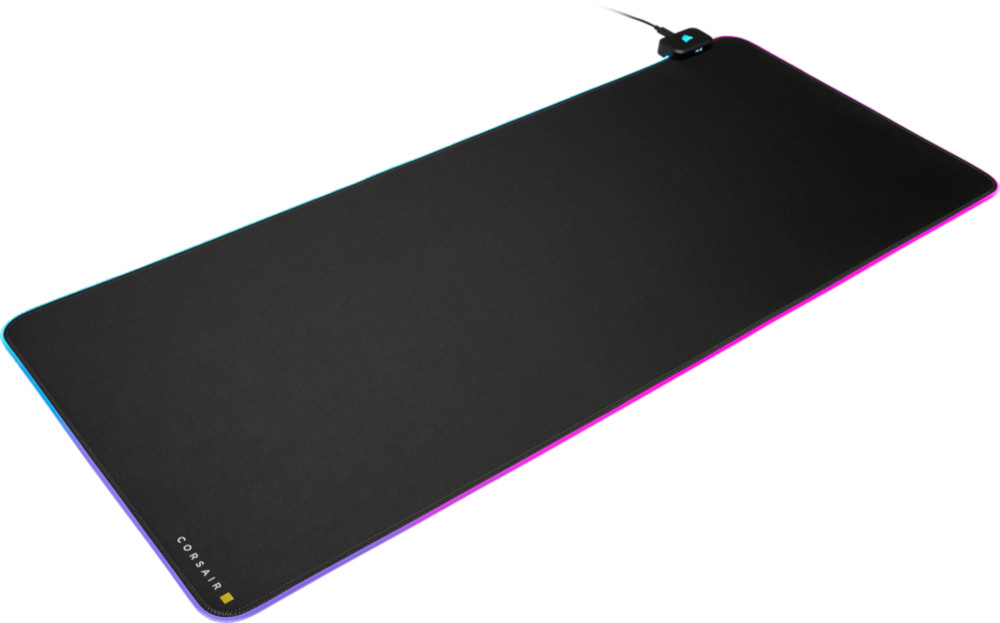 Un tapis de souris noir avec des bords colorés. Le mot Corsair est imprimé.