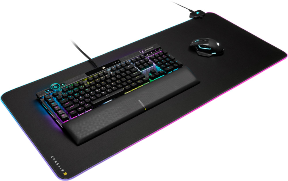 Tapis de bureau noir avec clavier, souris et support. Fond blanc.